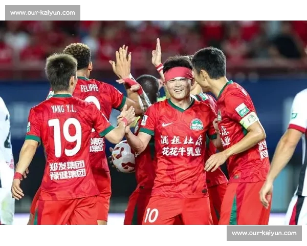 缝八针仍头球破门！黄紫昌带伤血战成铁汉